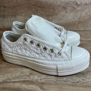 Women’s chuck Taylor Lift Daisy Cord shoes size 8.5